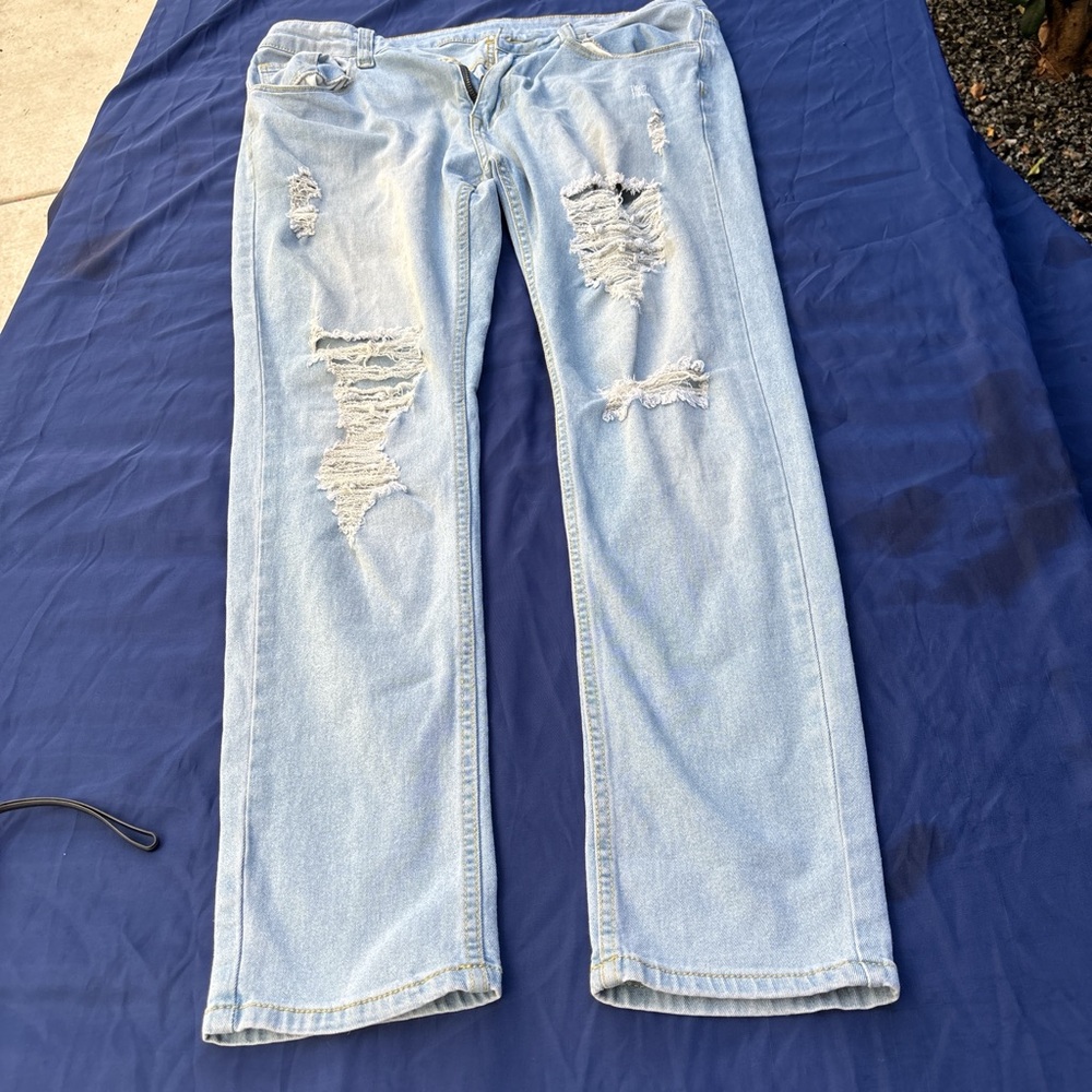 SHEIN Light Blue Distressed Straight-Leg Jeans